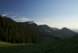 Les derniers rayons du soleil éclairent la face nord du Chasseron.