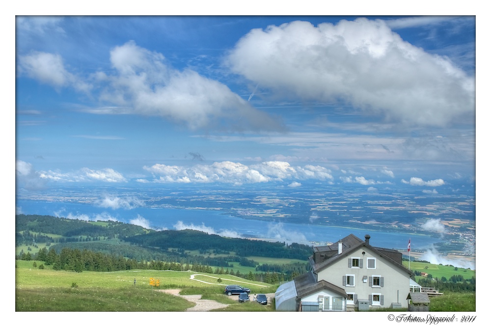 Une vue exceptionnelle (contrastant avec l'accueil) depuis le restaurant du Chasseron... Une vue exceptionnelle (contrastant avec l'accueil) depuis le restaurant du Chasseron...