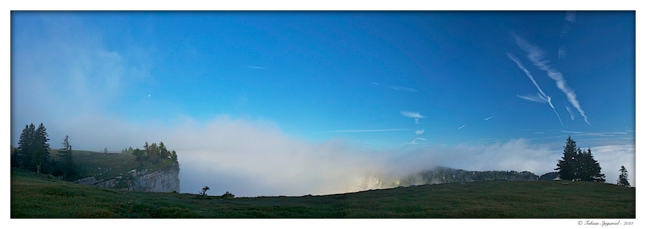 Panorama matinal depuis la Carafe (Sud du cirque du Creux-du-Van)