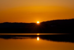 Un magnifique coucher de soleil sur le lac des Taillères, dans la vallée de la Brévine.