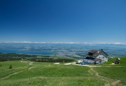 Vue du restaurant du Chasseron et du lac de Neuchâtel