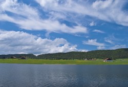 Fermes sur les rives du lac des Taillères