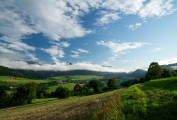 La brume du soir donne au Val-de-Travers un aspect féérique...