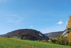 Le village de Fleurier, au pied du Chapeau de Napoléon