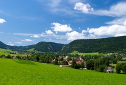 Vue du Val-de-Travers avec le village de Môtiers au premier plan.