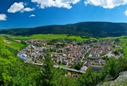 Vue estivale du village de Fleurier depuis le belvédère de la Caroline.