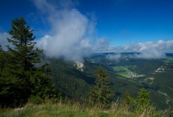 Vue du village de Noiraigue et du Creux-du-Van depuis le signal du Lessy