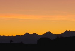 Panorama alpin avant le lever du soleil vu depuis le cirque du Creux-du-Van