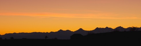Panorama alpin à l'aurore depuis le cirque du Creux-du-Van