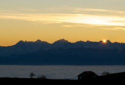 L'instant magique où le soleil apparaît derrière les alpes...