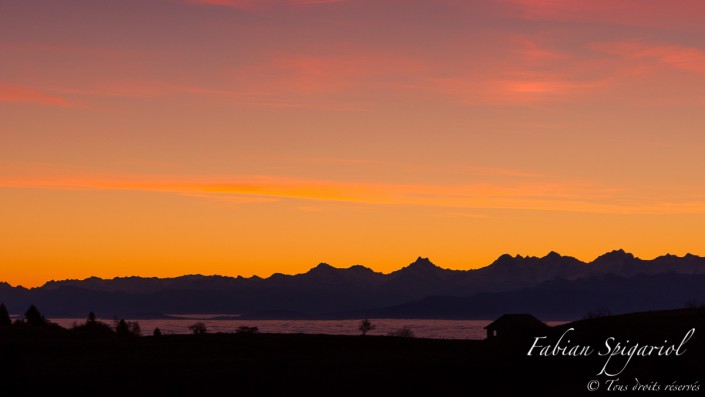 Ciel de feu - Depuis le Creux-du-Van, le ciel semble s'habiller de ses plus belles couleurs à quelques minutes du lever de soleil derrière les alpes bernoises.