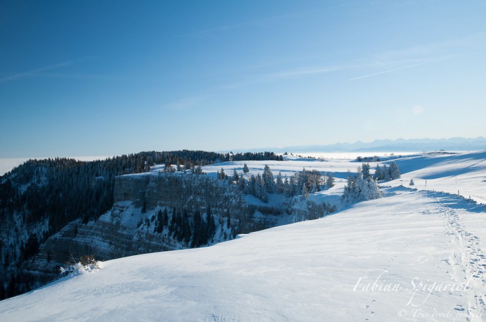Vue hivernale depuis le sommet enneigé du cirque du Creux-du-Van (Neuchâtel, Suisse).