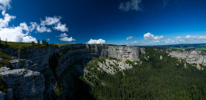 Panorama du Creux-du-Van - Vue panoramique du cirque du Creux-du-Van réalisée depuis la Caraffe un beau matin d'été.